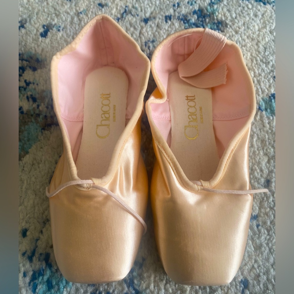 BRAND NEW CHACOTT VERONESE II POINTE SHOES SIZE 24
